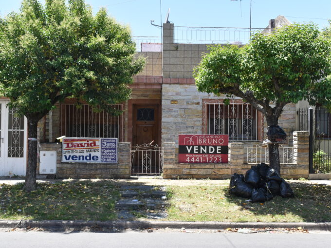 CASA 3 AMB. C/ AMPLIO LOTE LIBRE, PARRILLA, DPTO.