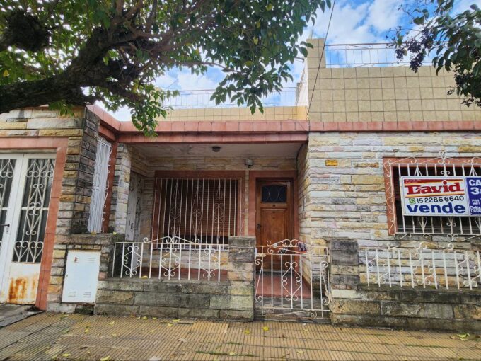 CASA 3 AMB. C/ AMPLIO LOTE LIBRE, PARRILLA, DPTO.